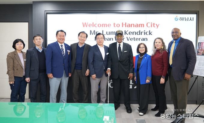 11월 7일 하남시청을 방문한 美 아칸소주 출신의 6·25 참전용사 루마스 켄드릭(Lumas Kendrick) 씨(오른쪽 네 번째)와 이현재 하남시장(오른쪽 다섯 번째)를 비롯한 관계자들이 기념촬영을 하고 있다.