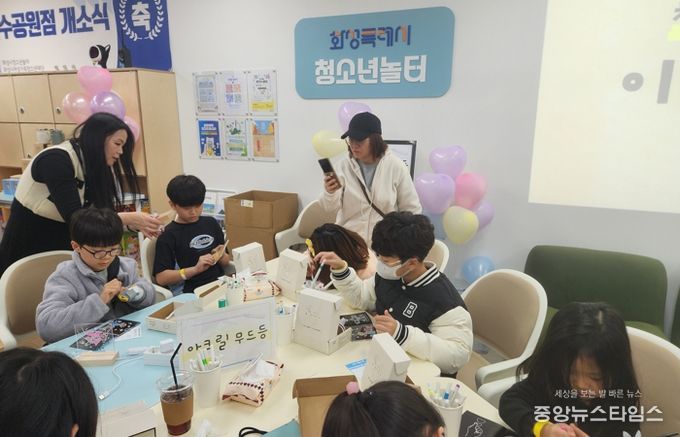 화성특례시 청소년놀터 동탄호수공원점에서 학생들이 아크릴 무드등 만들기를 체험하고 있다.(화성시 제공)