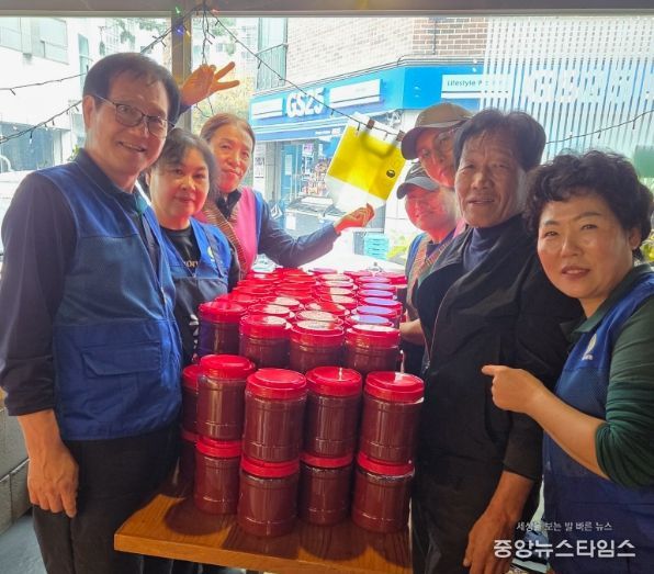 광명시 소하1동 바르게살기위원회는 지난 8일 소하1동 행정복지센터에서 ‘사랑의 고추장 나눔 행사’를 실시했다.