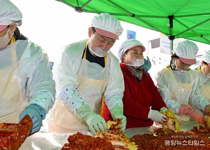 김동근 시장이 11월 11일 ‘사랑의 김장나눔행사’에서 김장을 담그고 있다.