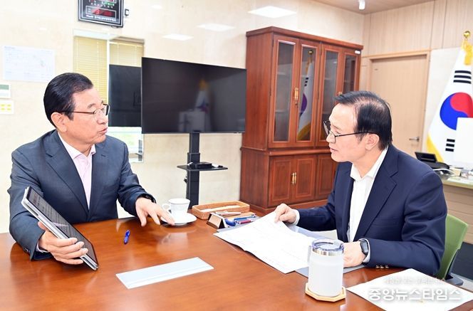 이현재 하남시장이 지난 11일 경기도교육청 북부청사에서 임태희 경기도교육감과 면담을 갖고 하남교육지원청 신설, 위례·감일신도시 과밀학급 해소 등 주요 교육 현안을 논의하고 있다.