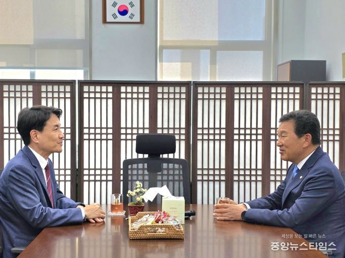 국회 찾아 신정훈 행정안전위원회 위원장 만나