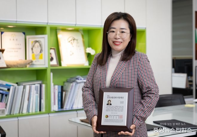 강혜숙 시의원이 ‘2025 한국선진교통문화 의정대상’ 상패를 들고 기념촬영을 하고 있다.(사진=양주시의회)