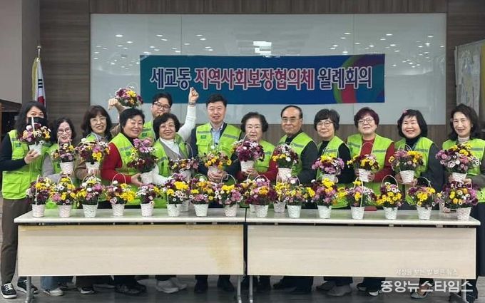 평택시 세교동 지역사회보장협의체, 꽃 배달 왔어요~