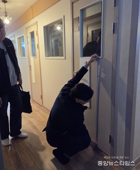 수원특례시, 유관기관 관계자들이 신종·변종 룸카페를 대상으로 합동점검을 진행하고 있다.(수원시 제공)