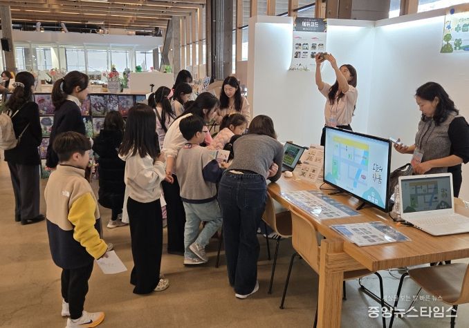 111CM 라운지에서 전시회 참여자들이 전시회를 관람하고 있다.(수원시 제공)