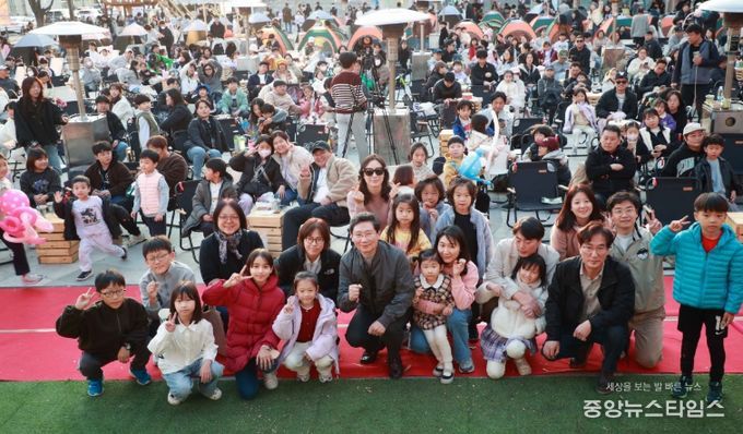 이상일 용인특례시장이 15일 용인포은아트홀 문화광장에서 열린 ‘2025 어텀라운지 페스티벌’에 참석해 시민과 소통의 시간을 갖고 있다.(용인시 제공)