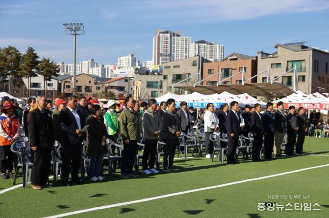 동탄9동 체육대회에 개회에 앞서 차성훈 동탄출장소장과 배정수 호성특례시 의회 의장 등 내빈과 참가자들이 국민의례를 하고 있다.(화성시 제공)