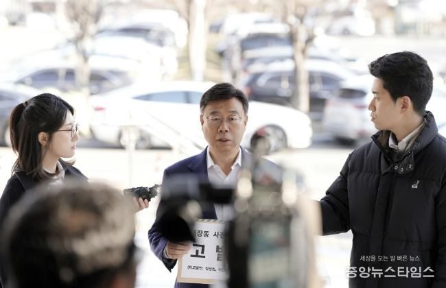 신상진 성남시장이 19일 오전 공수처에 고발장을 접수하고 있다