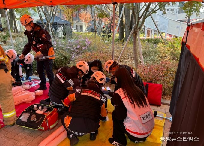 지난 19일 트리우스광명(광명시 광이로 95)에서 '대형화재 재난상황 대응 및 다수사상자 구급대응 합동훈련'이 진행되고 있다.
