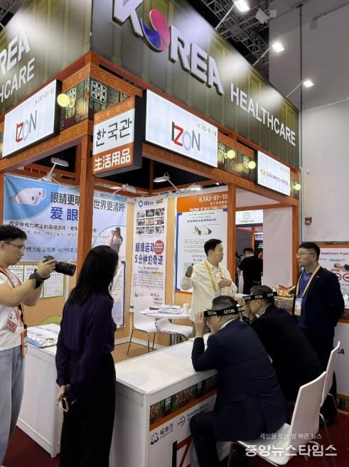 해외 바이어들이 중국 국제수입박람회에 마련된 성남 기업부스에서 제품을 체험하고 있다.