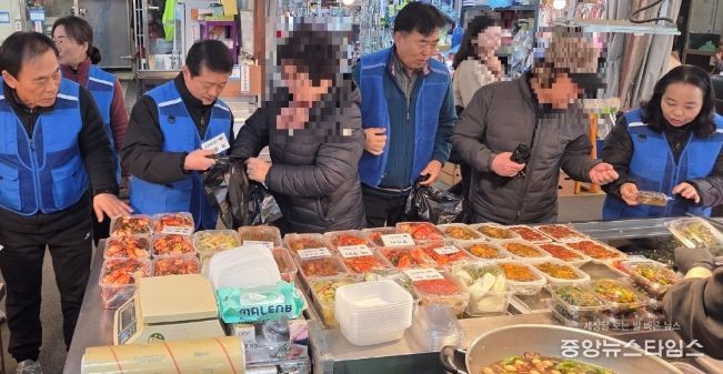 광명시 광명5동 지역사회보장협의체는 지난 20일 위원들과 1:1로 매칭된 독거어르신들이 새마을시장 내 반찬가게에서 반찬쿠폰으로 반찬을 구입하며 외출과 교류의 시간을 갖는 ‘CMS 반찬사업’을 진행했다.