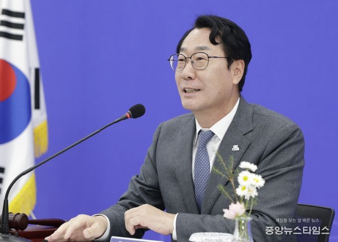 정명근 화성특례시장이 대한민국특례시시장협의회장 자격으로 회의를 주재하고 있다