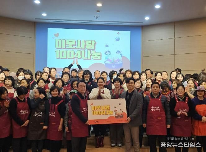 송내사랑의교회에서 김장김치 500박스, 라면 165박스 전달식 모습