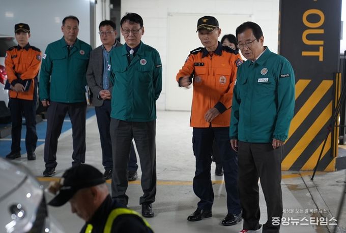 24일 호반써밋에듀파크에서 이현재 하남시장(오른쪽 첫 번째)과 조천묵 소방서장(오른쪽 두 번째), 홍종완 행정안전부 사회재난실장(오른쪽 세 번째)이 ‘전기차 화재 대응 합동훈련’을 실시하고 있다.