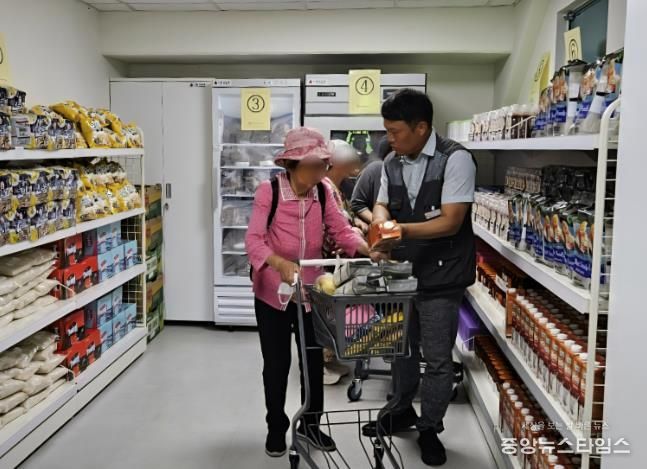 '그냥드림' 시범 사업장으로 선정된 광명푸드뱅크마켓 센터에서 취약계층에 식품을 지원하고 있는 모습.(광명시 제공)