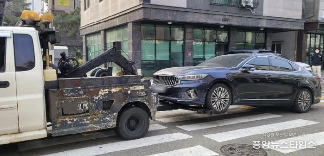 24일 경기도 조세정의과와 함께 고액·상습 지방세 체납자를 대상 가택수색으로 압류한 자동차.(광명시 제공)