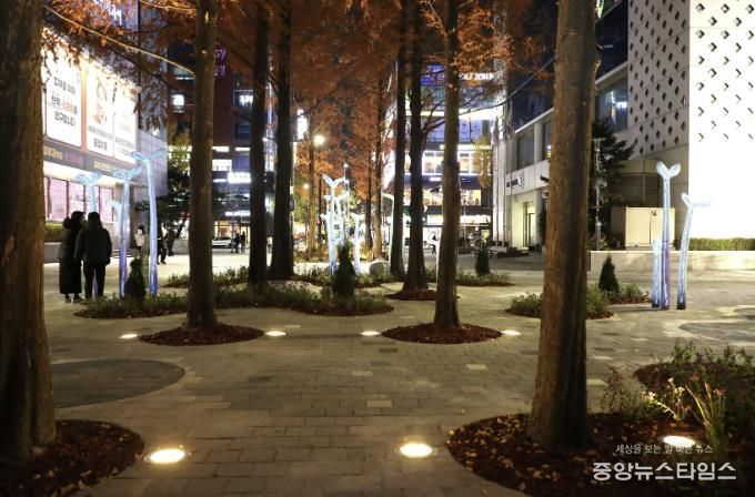 바닥 조명이 새롭게 설치된 서현역 공공공간의 모습