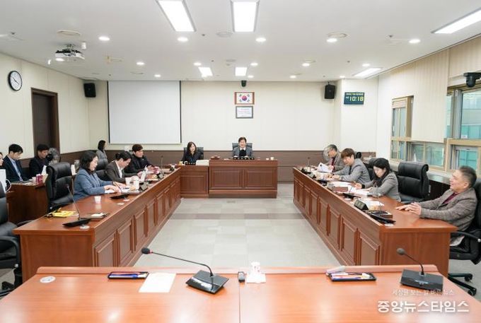 용인특례시의회 자치행정위원회, 2025년도 행정사무감사 마무리하며 강평 실시