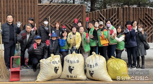 광명시 철산4동 행정복지센터는 지난 26일 가을철 낙엽으로 인한 빗물받이 막힘과 침수 피해를 예방하고 깨끗한 생활환경을 조성하기 위해 ‘2025년 가을철 낙엽 대청소’를 실시했다.