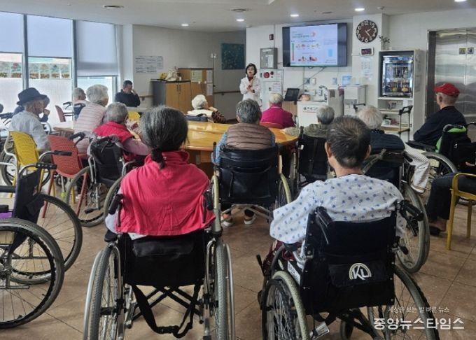 어르신 대상‘돌봄이(齒) 구강건강서포터즈' 교육