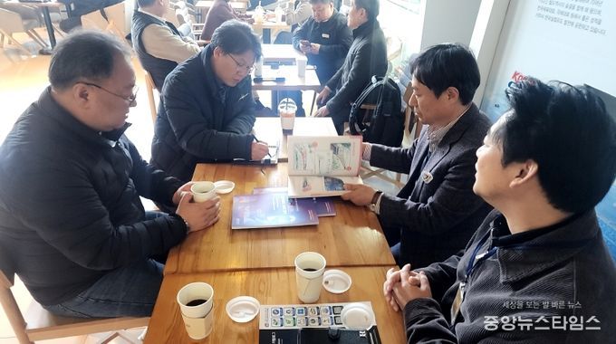 용문홍천광역철도 홍보책자 중앙부처 전달