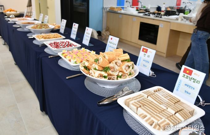 화천지역 다문화가족이 참여한 요리대회가 지난 29일 화천읍 화천군 가족센터에서 최문순 화천군수를 비롯해 결혼이민여성 및 자녀들이 참석한 가운데 열렸다.