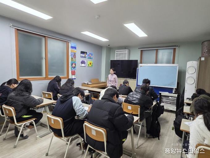 아동용 우울 척도 검사지(CDI) 자가 진단을 하는 모습
