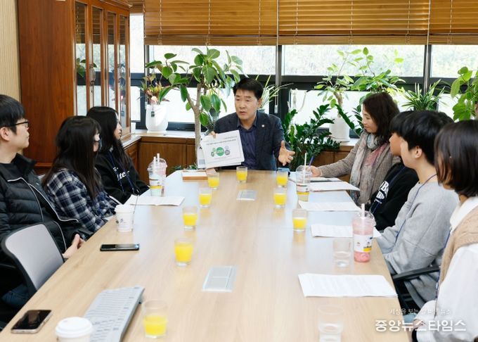 학생들과 면담을 나누는 배정수 의장.(사진=화성시의회)