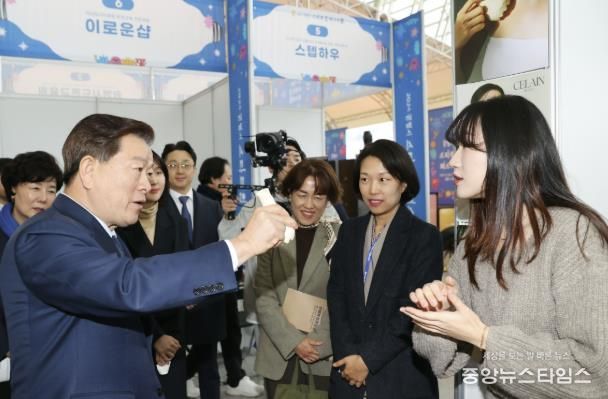 박승원 광명시장(사진 왼쪽)이 2024년 광명스피돔에서 열린 '2024 광명시 스타트업 페스티벌'의 전시·체험 부스에 참여한 기업 제품을 체험해 보고 있다.(광명시 제공)