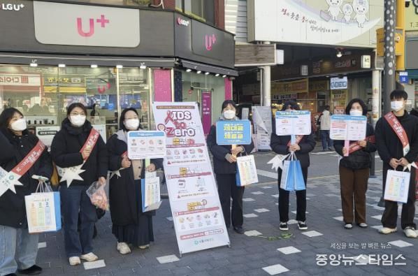 ‘세계 에이즈의 날’ 맞아 삼미시장서 예방 캠페인 열어.