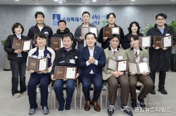 이재준 수원시장과 모범시민 표창을 받은 시민들이 기념촬영을 하고 있다.