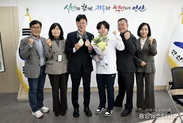 이민근 안산시장(사진 왼쪽에서 세번째)과 홍은미 선수(왼쪽에서 네번째)가 봉납식을 개최하고 기념촬영을 하고 있다.