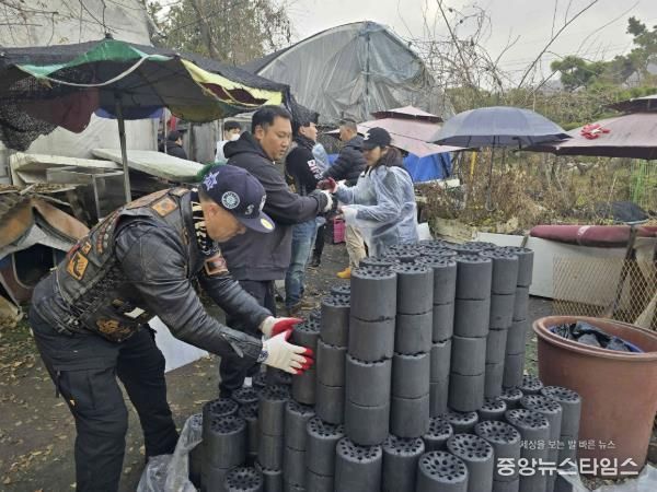 할리데이비슨 투어클럽 로드엔젤스 동호회 회원들이 연탄을 나르고 있다.