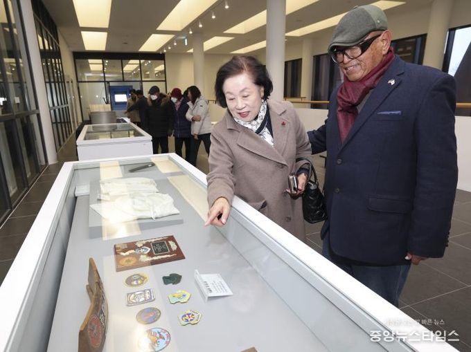 3일 열린 매향리평화기념관 제1회 기증자의 날 행사에서 참석자들이 특별 전시를 관람하고 있다.(화성시 제공)