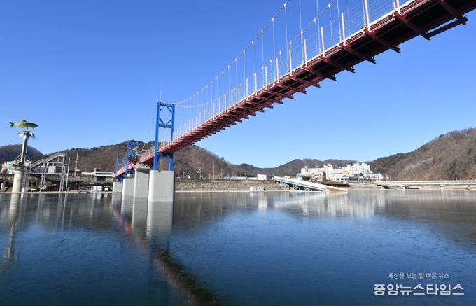 강추위가 찾아온 지난 4일 오전, 화천산천어축제가 열리는 화천천 수면에 얼음판이 형성되고 있다