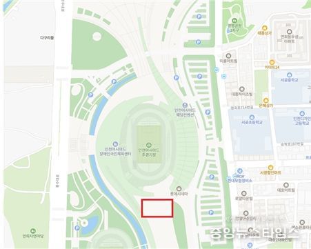 인천시설공단은 인천아시아드주경기장 남측광장(적색 상자)에서 야외 스케이트장을 이달 19일부터 내년 2월 18일까지 62일간 한시적으로 운영한다.