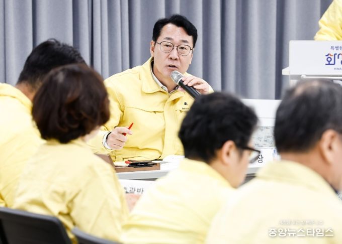 정명근 화성특례시장이 동탄숲 생태터널 관련 재난안전대책본부 회의에서 지시사항을 전달하고 있다.(화성시 제공)