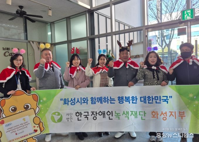 동탄3동 ‘사랑의 포장마차’ 기념촬영 모습.(화성시 제공)