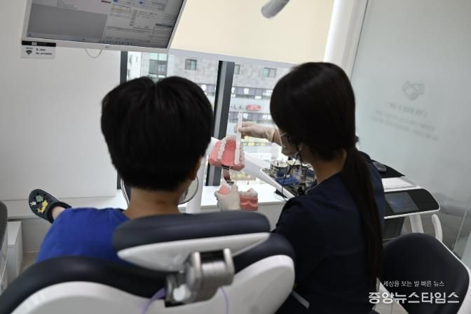 '치과주치의' 성남시 초교 4학년생이 올바른 칫솔질에 관한 설명을 듣고 있다
