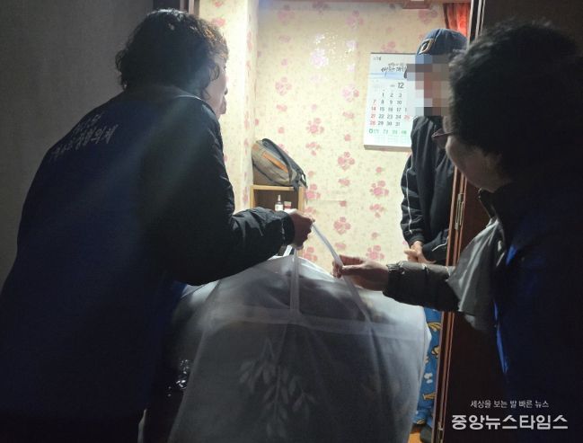 동구 송림3·5동, 취약계층에 방한 용품 전달