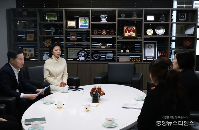 인천항만공사 이경규 사장이 한국백혈병소아암협회 경인지회 이주영 사무국장과 기부 관련 논의를 하고 있다