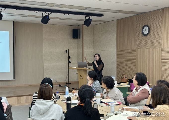 ‘그림책감정코칭지도사 2급 양성과정’수업