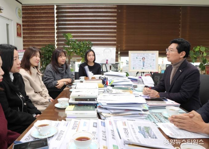 이상일 용인특례시장은 15일 시장실에서 기흥역세권에 거주하는 시민들과 만나 교육 현안을 논의했다.(용인시 제공)