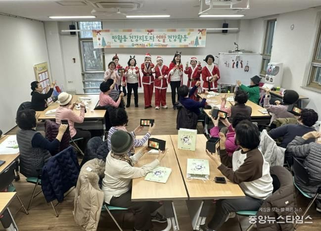안산시 반월건강생활지원센터 건강지도자들이 16일 연말 건강활동 프로그램을 진행하고 있다.