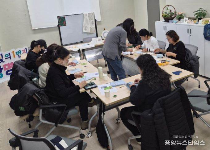 광명시 광명1동 주민자치회는 내년도 본격 운영에 앞서 주민자치센터 홍보와 주민 수요 파악을 위한 ‘주민자치프로그램 시범 운영’을 시작했다.