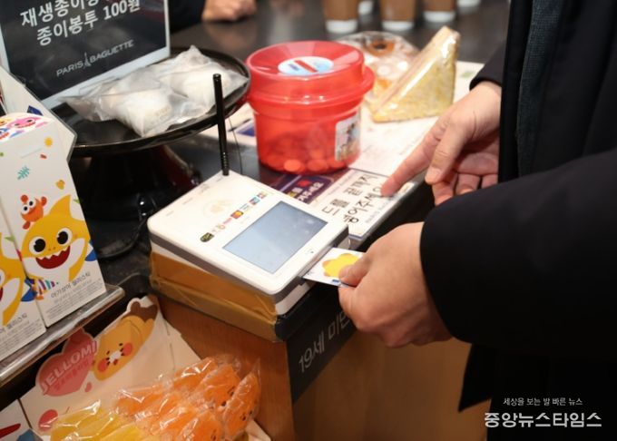 지역 상점에서 시민이 희망화성지역화폐를 사용해 결제하고 있다.(화성시 제공)