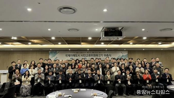 김현수 수원특례시 제1부시장과 국제자매도시 시민교류위원회 2기 위원들이 기념촬영을 하고 있다.