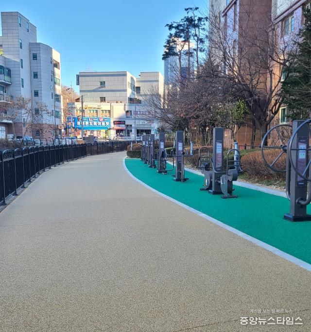 포장을 마친 마북동 공공공지 산책로.(용인시 제공)