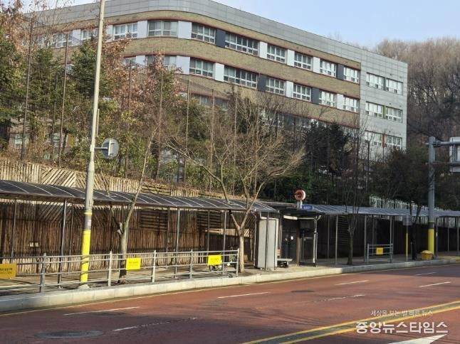 차양 시설이 설치된 중일초 인근 통학로.(용인시 제공)